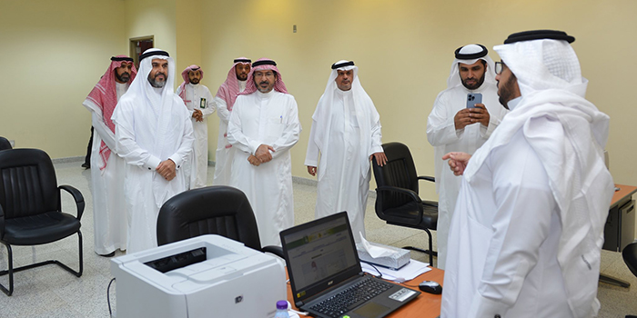 وكيل جامعة الملك عبدالعزيز للشؤون التعليمية يتفقد سير عملية القبول والتسجيل