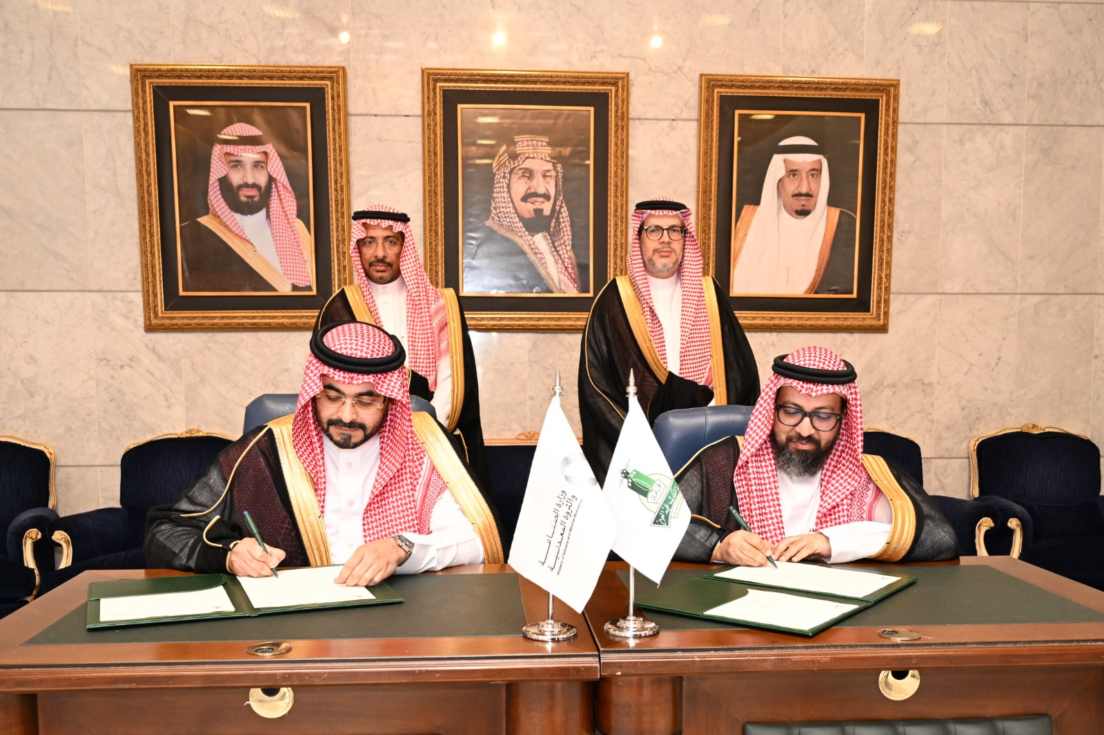 وزارة الصناعة والثروة المعدنية وجامعة الملك عبدالعزيز توقعان مذكرة تفاهم لتمكين الكفاءات الوطنية في القطاعين الصناعي والتعديني