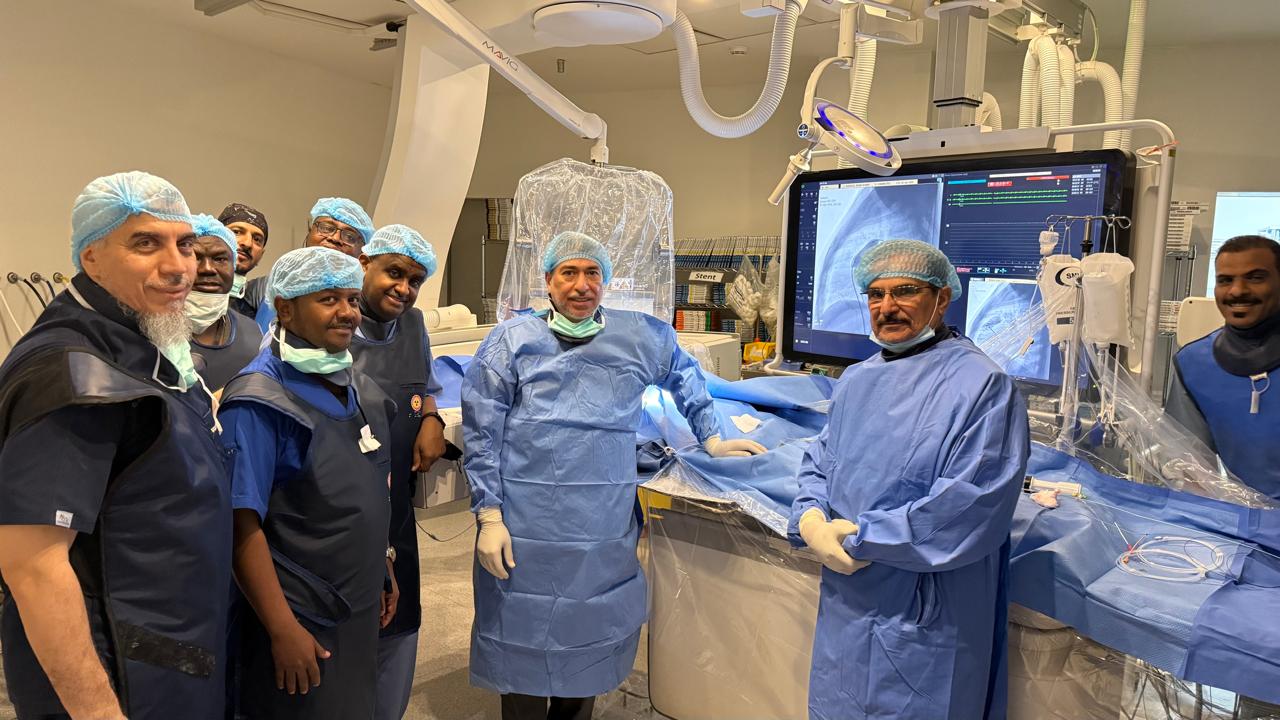 فريق طبي من جامعة الملك عبدالعزيز وتجمع الجوف ينجح في إجراء أول عملية قسطرة قلب للأطفال بالقريات