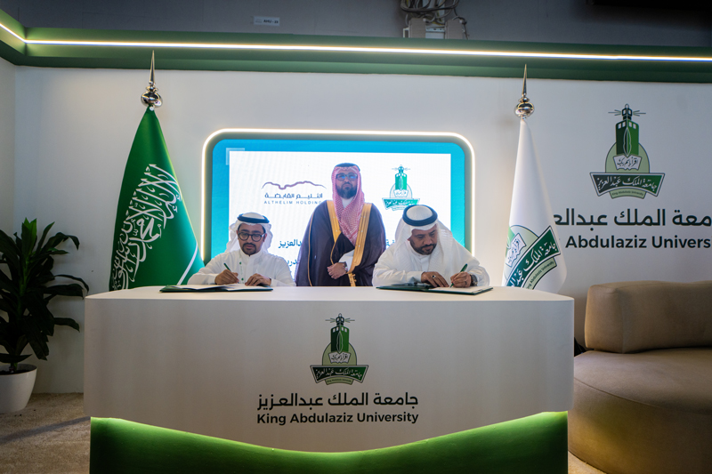 جامعة الملك عبدالعزيز وشركة "الثليم" توقعان اتفاقية لدعم الأبحاث والتدريب في الطاقة المتجددة وتقنيات المناخ